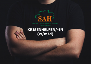 Mann trägt T-Shirt mit SAH-Logo und der Aufschrift "Krisenhelfer/-in (w/m/d)"