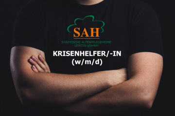Mann trägt T-Shirt mit SAH-Logo und der Aufschrift "Krisenhelfer/-in (w/m/d)"