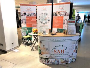 Messestand der SAH Leipzig gGmbH mit Werbebannern und Werbematerial