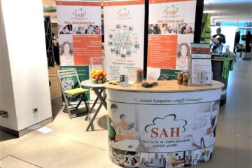 Messestand der SAH Leipzig gGmbH mit Werbebannern und Werbematerial