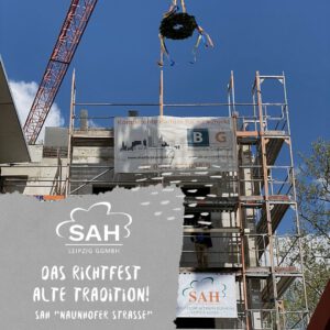 Der Richtkranz wird auf der Baustelle des SAH "Naunhoher Straße" platziert