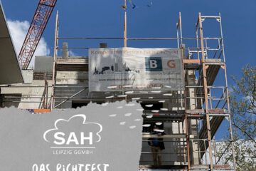 Der Richtkranz wird auf der Baustelle des SAH "Naunhoher Straße" platziert