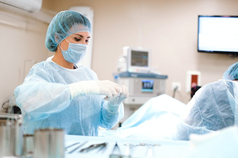 eine Frau in OP-Schutzkleidung bei der Arbeit