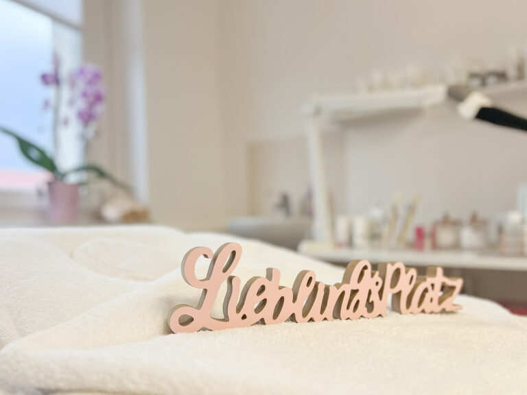 Ein Holzschild mit der Aufschrift Lieblingsplatz in einem Kosmetikstudio
