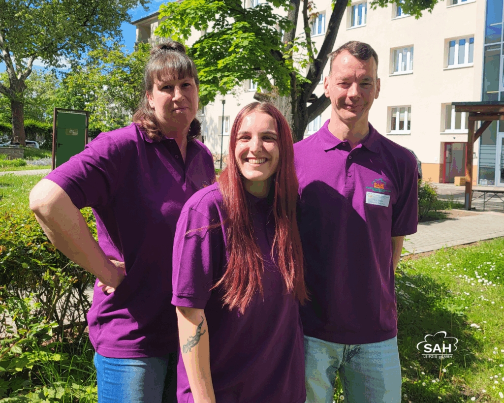 Gruppenfoto der drei Palliativ-Care-Teammitglieder im Garten